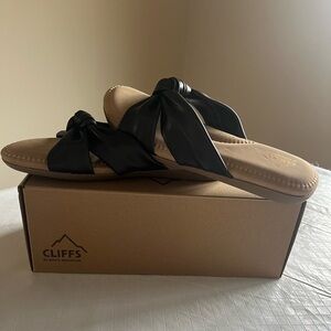 NWT Cliffs Favorite Sandal in Black size 9